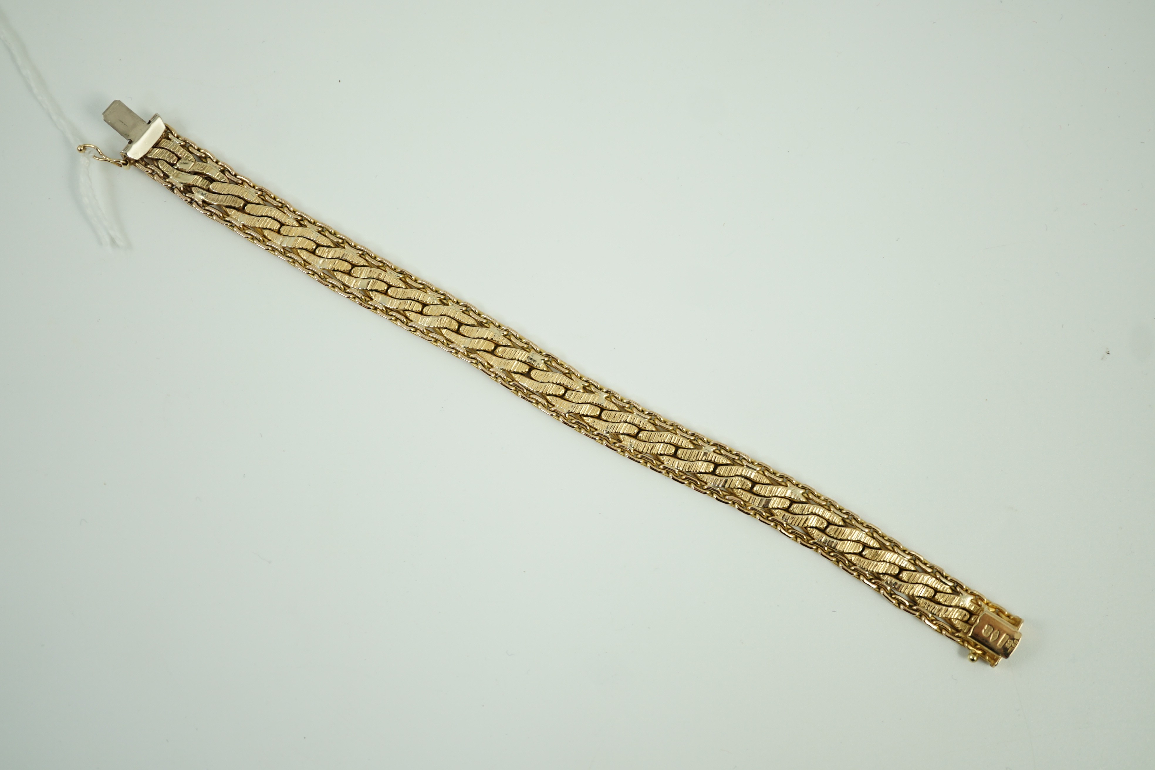 A modern Italian Uno-A-Erre 9ct gold bracelet, 19cm, (repair), 22.2 grams.